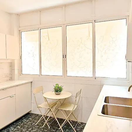 Cosy With Balcony Between & Center 6p 아파트