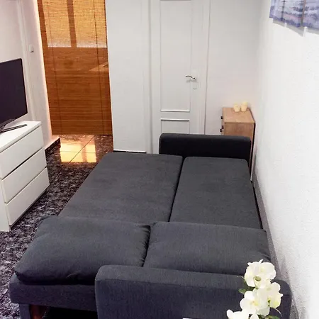Cosy With Balcony Between & Center 6p 아파트