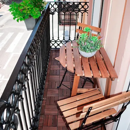 Cosy With Balcony Between & Center 6p 아파트 *