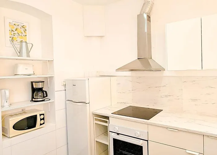 Cosy Apartment With Balcony Between Beach & Center 6P